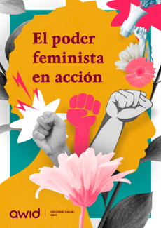 Portada en español del Informe Anual de AWID 2021. Muestra un collage de puños alzados en protesta, junto con flores y la silueta de una persona con el pelo corto en el fondo.