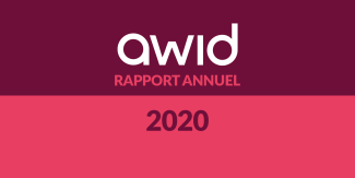Image burgundy et rose, avec le logo d'AWID et les mots "Rapport Annuel 2020"