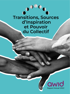 Couverture du rapport annuel 2022 de l'AWID. La couverture est bleu clair et montre un groupe de personnes se donnant la main. Au-dessus du texte « Transitions, Sources  d’Inspiration et Pouvoir du Collectif », il y a un demi-cercle formé de petites lunes, représentant les transitions.