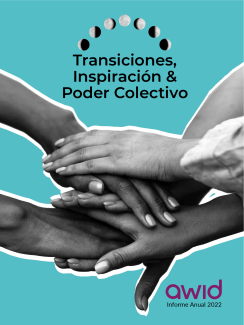 Portada del Informe Anual 2022 de AWID. La portada es de color azul claro y muestra a un grupo de personas uniéndose de la mano. Sobre el texto "Transiciones, inspiración y poder colectivo" hay un semicírculo formado por pequeñas lunas, que representan las transiciones.